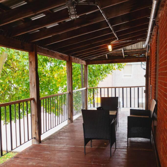 Ferienwohnung Large Upstairs Flat In Downtown Century Building Belleville Exterior foto