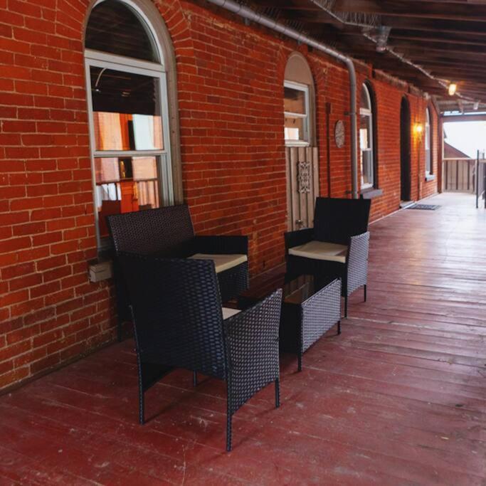 Ferienwohnung Large Upstairs Flat In Downtown Century Building Belleville Exterior foto